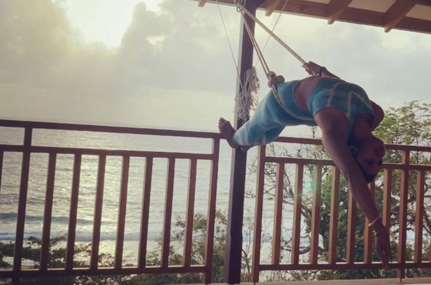 Воздушная йога на палубе для йоги - Paradise Chalets